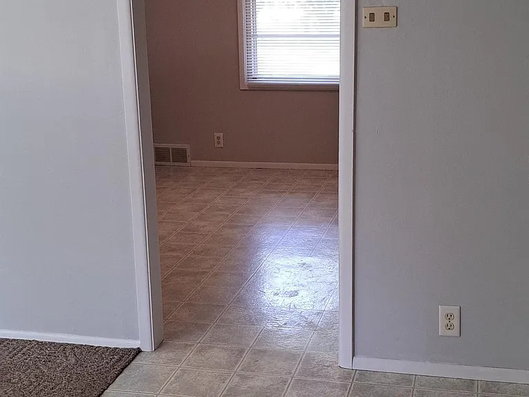 1214 S Saxby Ave — Photo 8