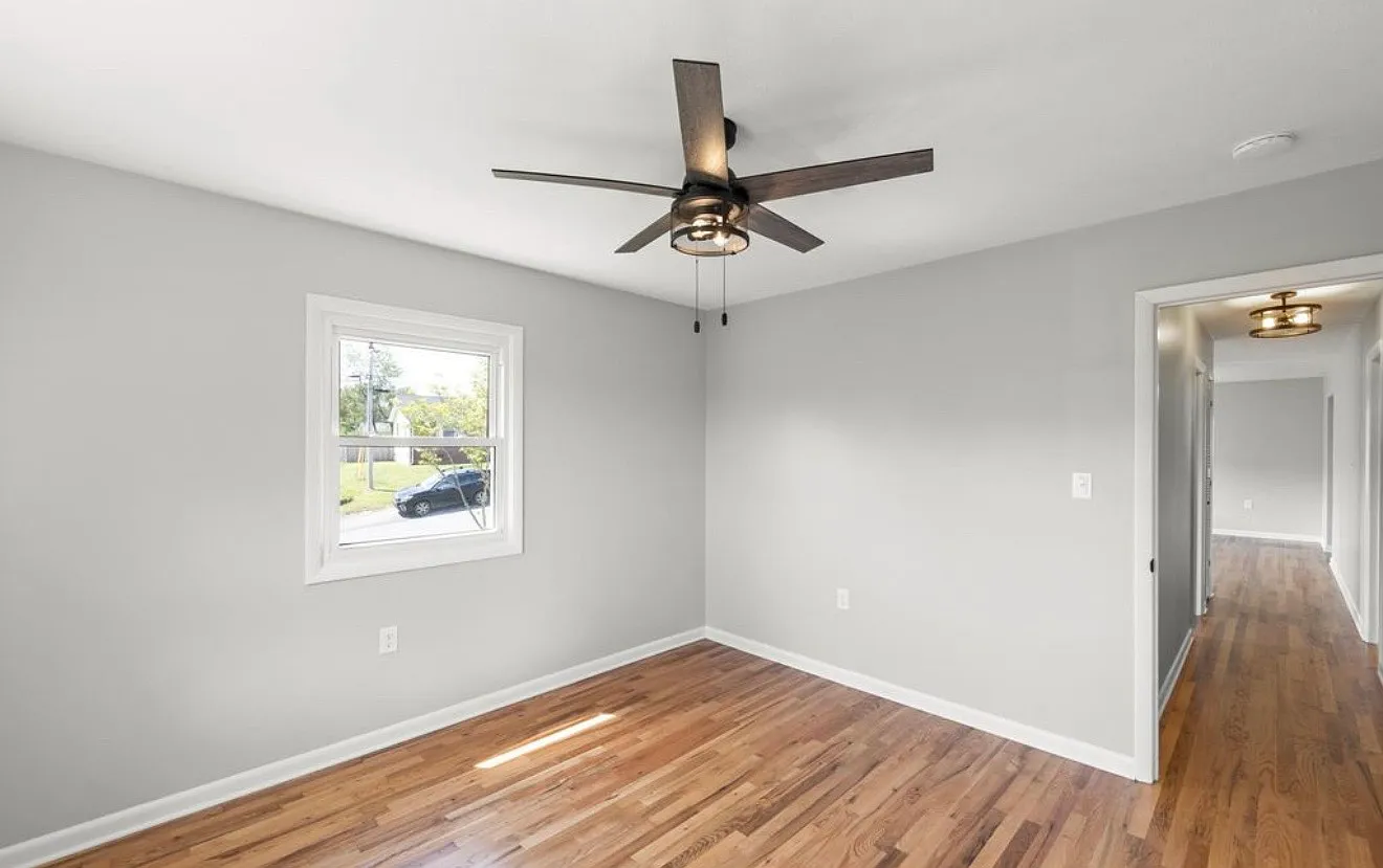 3 bed, 1.5 bath, 1008 sqft, $2,300 — Photo 3