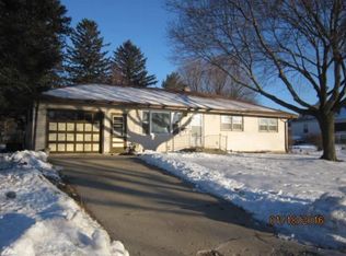 215 N Sunset Dr, Elkhorn, WI