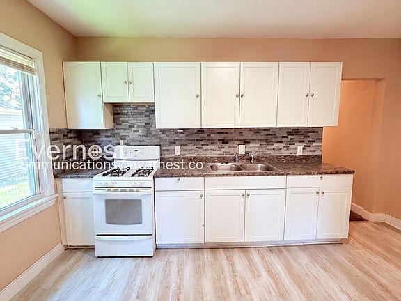 2nd image of 2488 Woodmere St