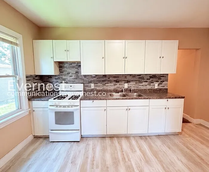 2488 Woodmere St — Photo 6