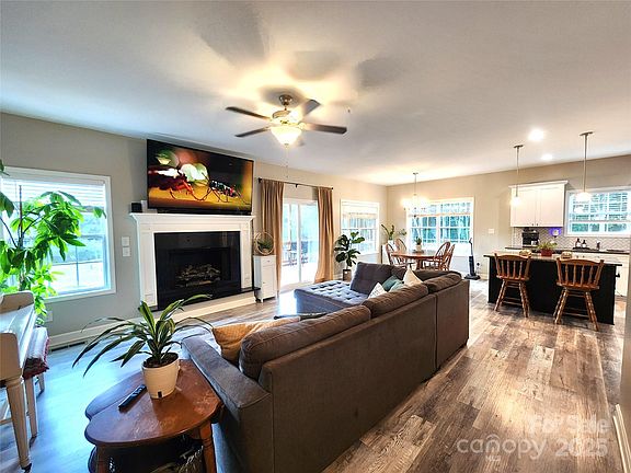 4th image of 2805 Eagle Dr