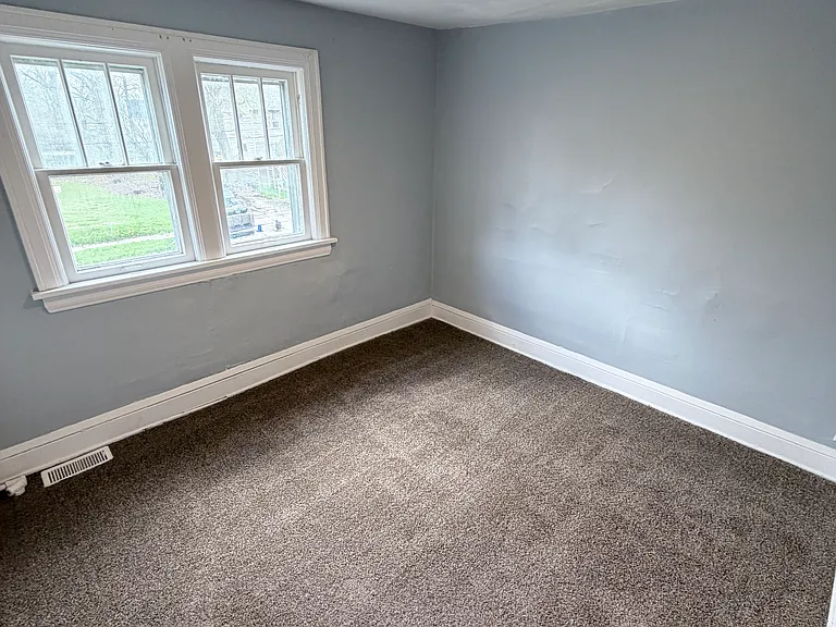 375 Grace Ave — Photo 11