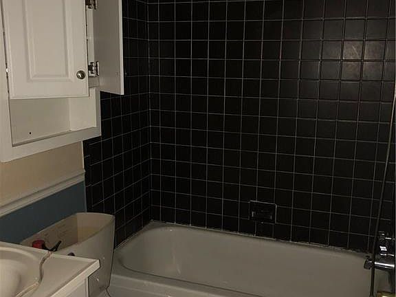 5th image of 4395 Emily St
