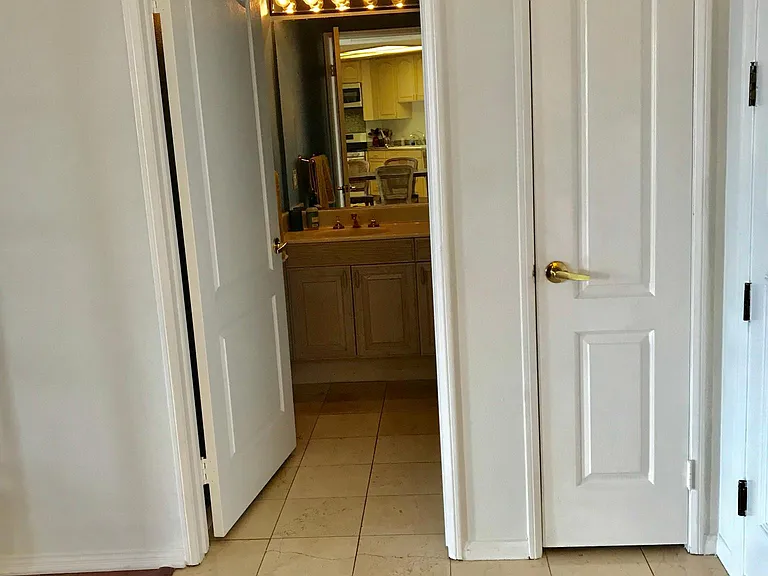 8349 Blackburn Ave #302 — Photo 45