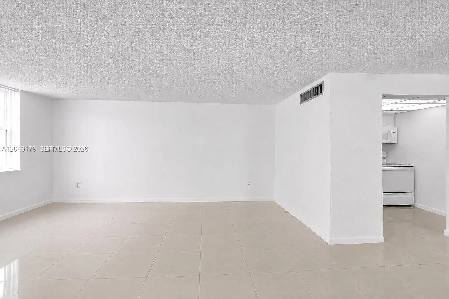 Winston Towers 100 Condo — Photo 3