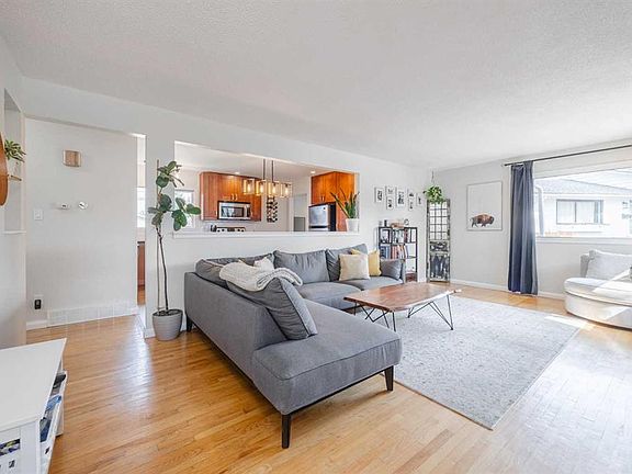 3rd image of 60 SW Fairview Cres SE
