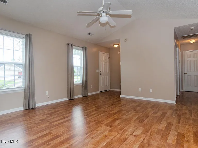 2716 Valor Dr — Photo 2