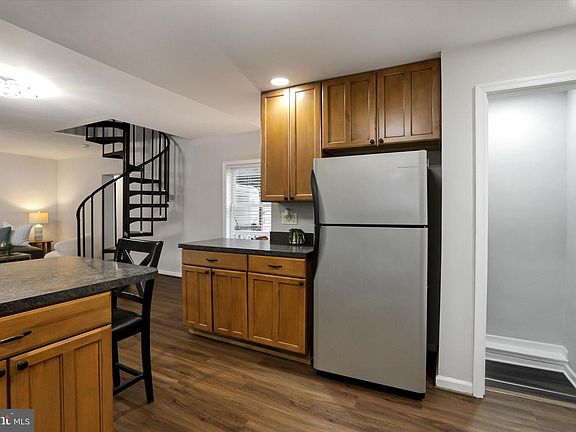 5th image of 107 Ferndale Ave