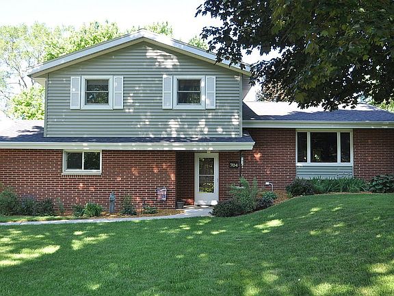 2nd image of 704 Fairlawn Way