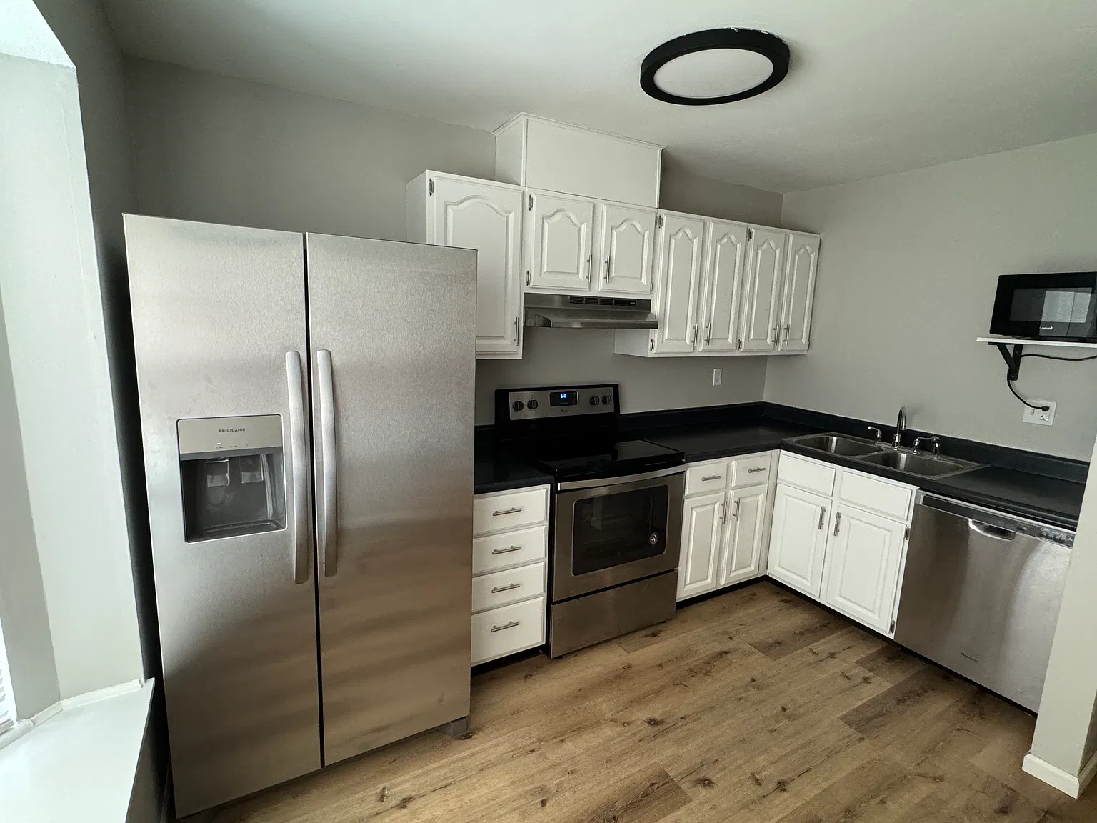 2 bed, 1.5 bath, 1164 sqft, $1,700 — Photo 2