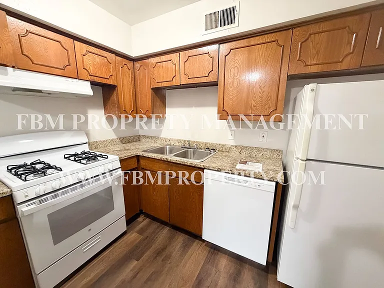 518 N Rogers St #105 — Photo 14