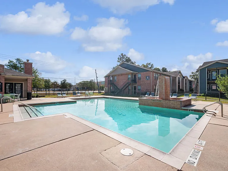 Forest Creek Apartments — Photo 9