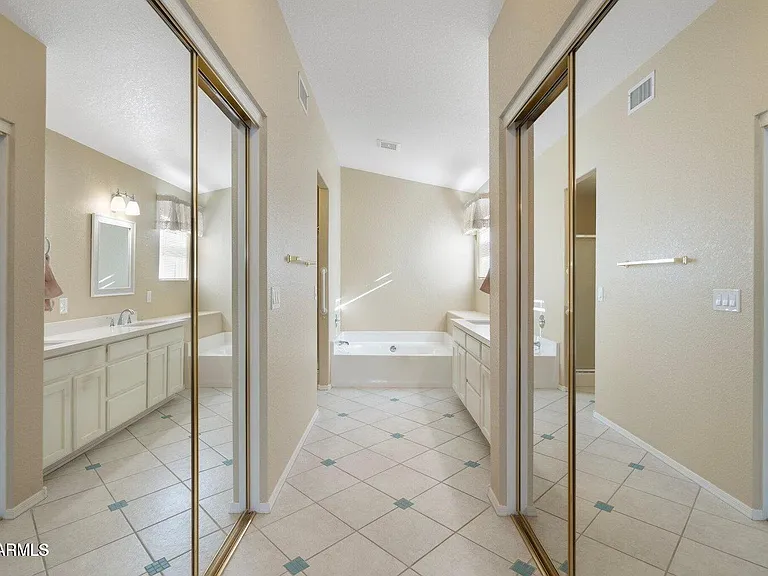 10622 W Mohawk Ln — Photo 15