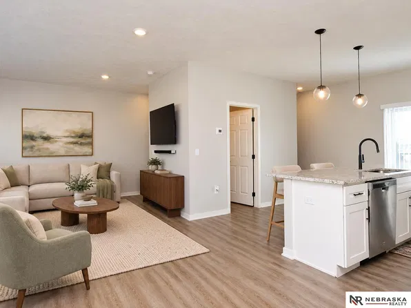 20873 T Ct, Elkhorn, NE 68022