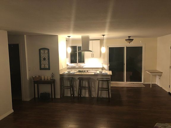 Kitchen and livingroom. 