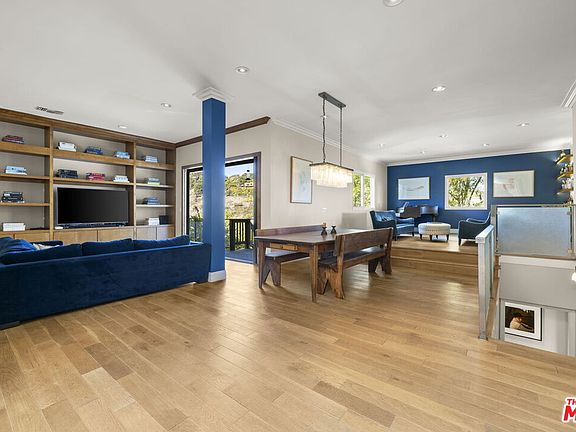 3rd image of 1018 N Tigertail Rd