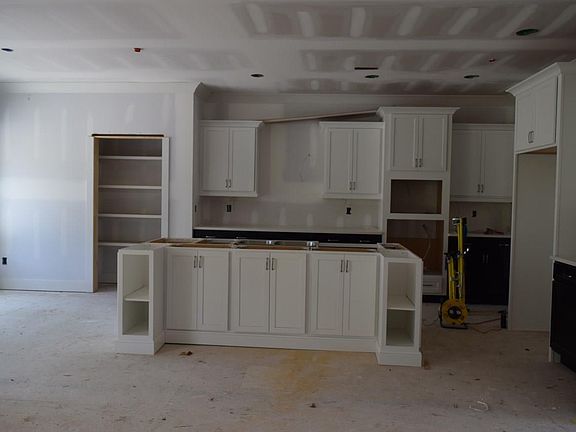 2nd image of 200 Everett Ct