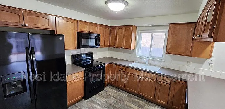 1377 E Wright St — Photo 5