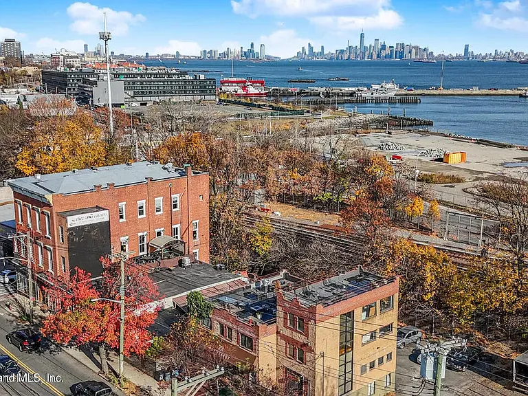 703 Bay St — Photo 15