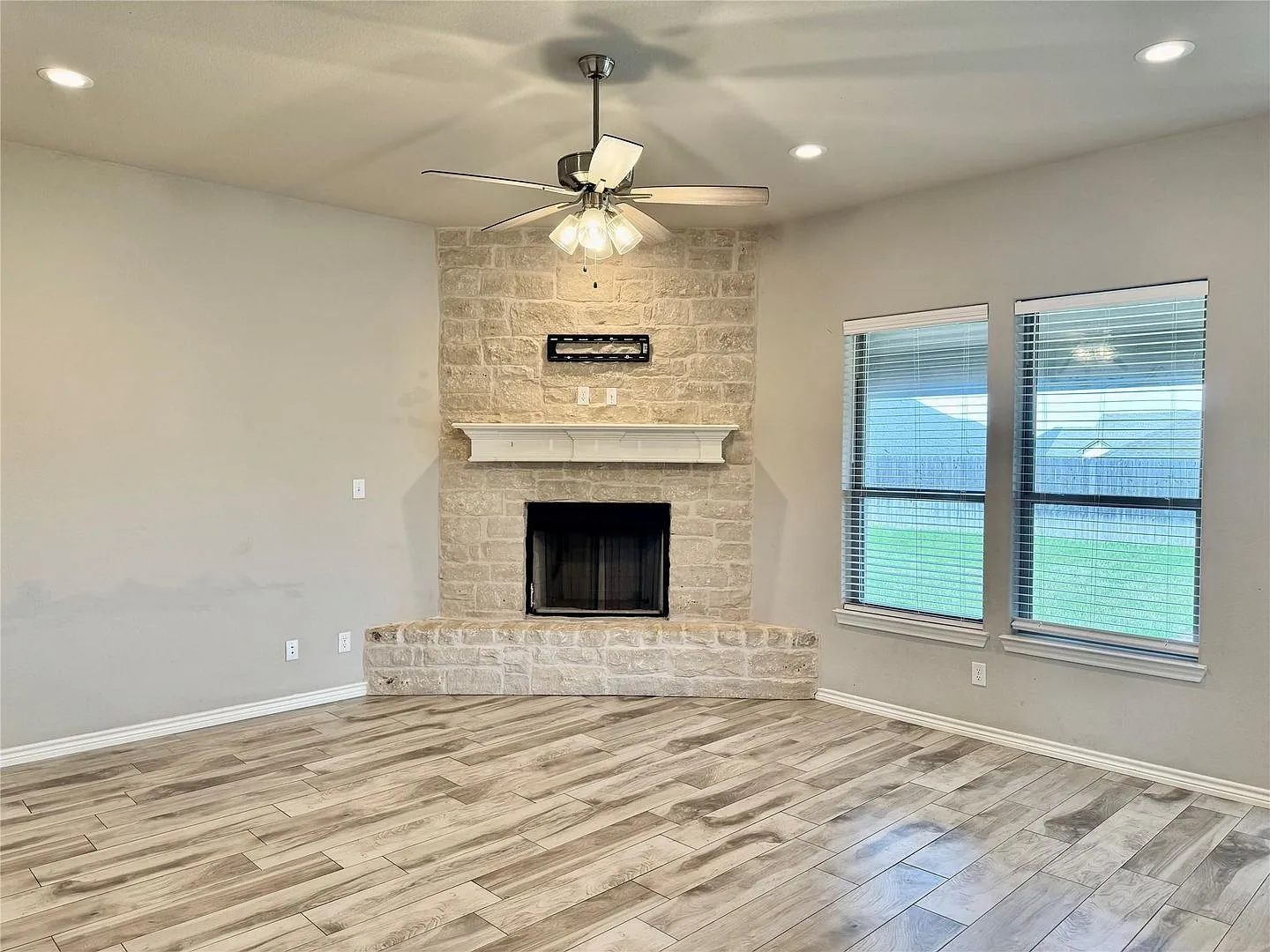 Newer Home in Grand Places — Photo 4
