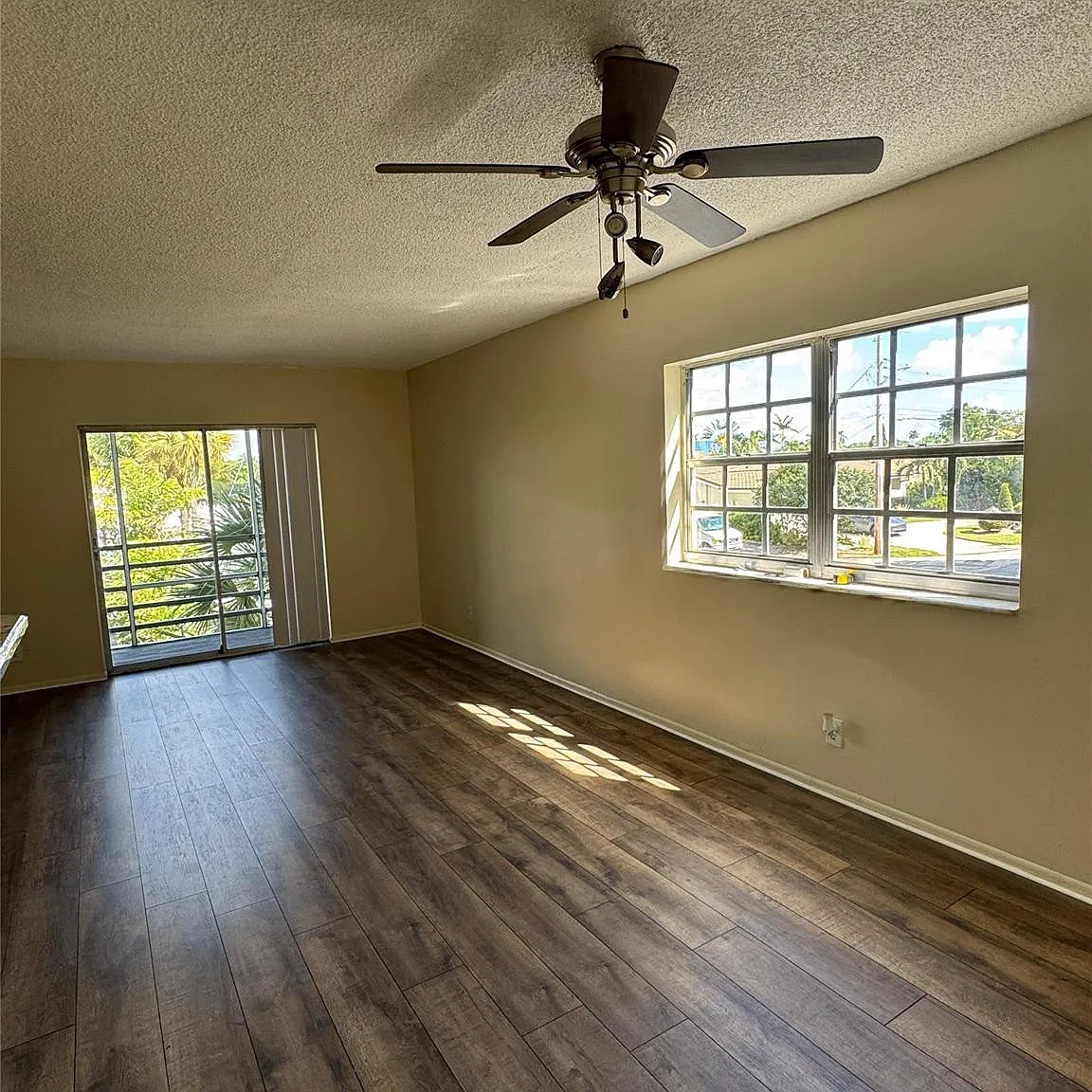 2 bed, 2.0 bath, 890 sqft, $2,000 — Photo 2
