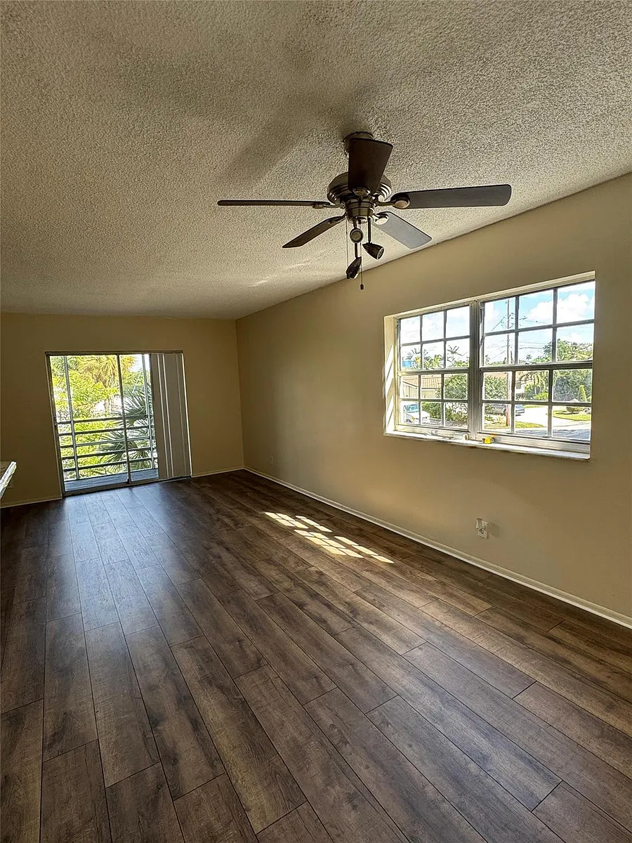 Building Photo - 1407 NE 56th St #201
