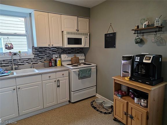 3rd image of 29520 Bruce Dr