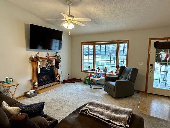 4th image of 1061 Tamarack Pl