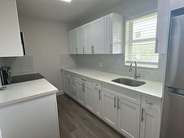 224 SW 4th Ave — Photo 12