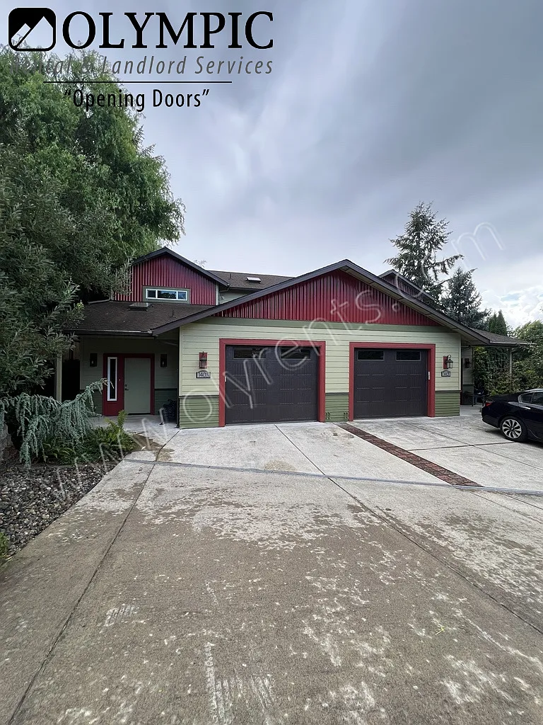 Unique and spacious 3 bedroom, 1.5 bath townhome w/ main floor Primary — Photo 2