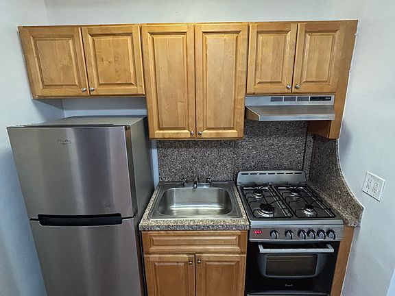 3rd image of 17220 Highland Ave #3K