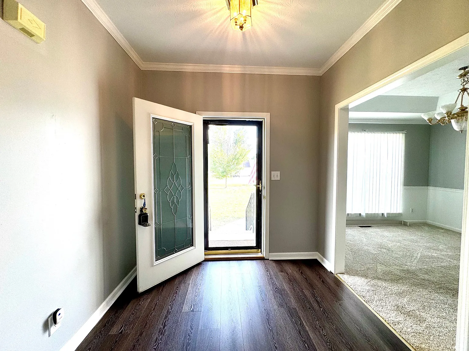 Spacious 3 Bedroom Home with Sunroom in a Great Neighborhood — Photo 4