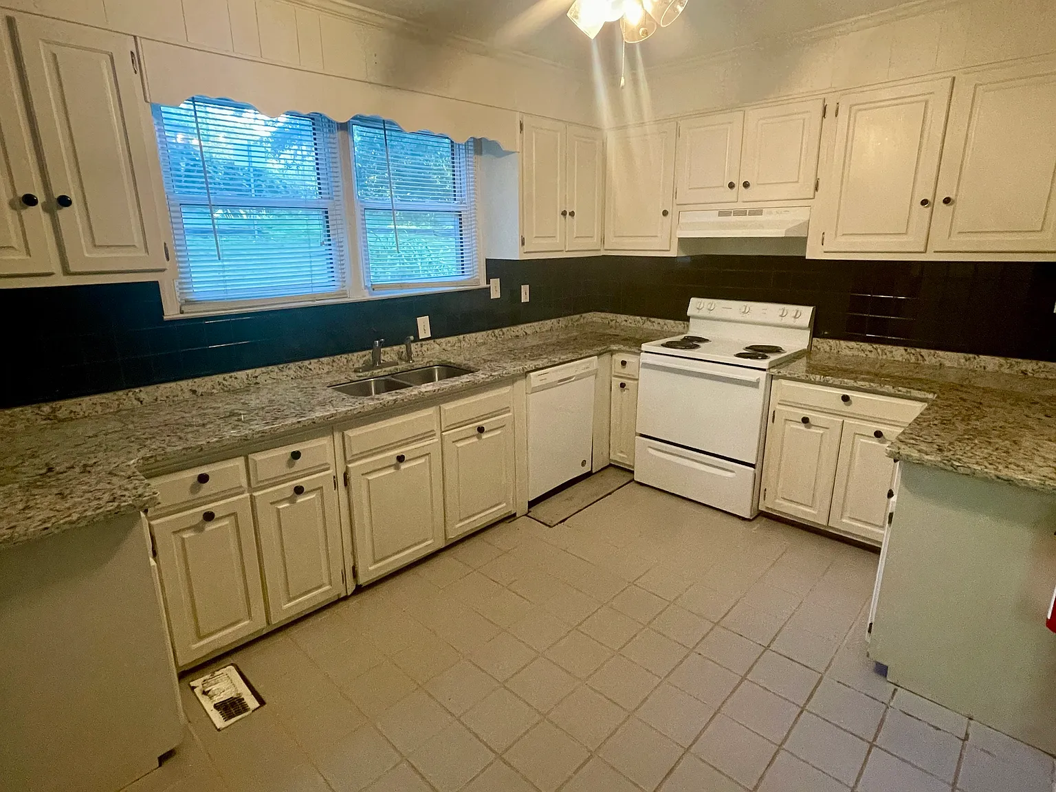 967 Magnolia St — Photo 3