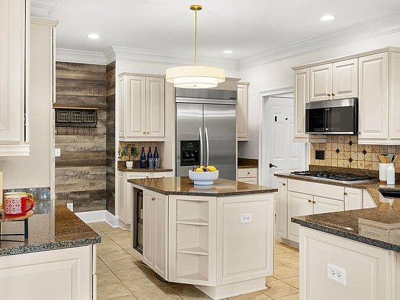 3rd image of 24 Appian Cir