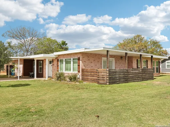 100 N Carroll, Poth, TX 78147