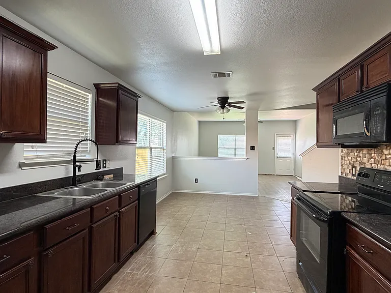 2123 Meadow View Dr — Photo 14