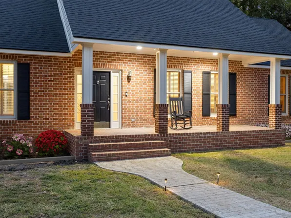 1105 Victoria St, Taylor, TX 76574