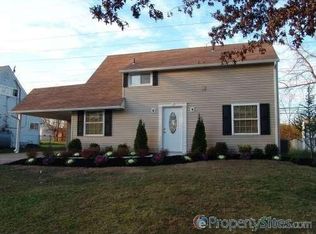 55 Iroquois Rd, Levittown, PA 19057