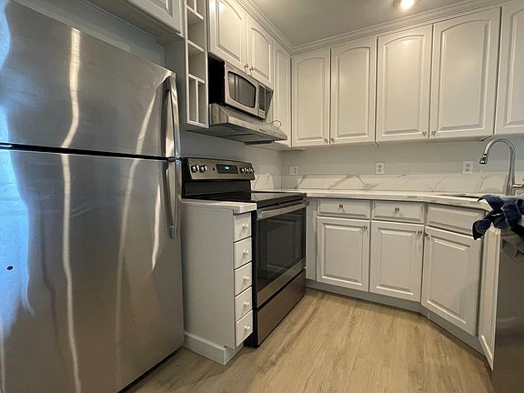 3rd image of 3828 Lake Washington Blvd SE #4A