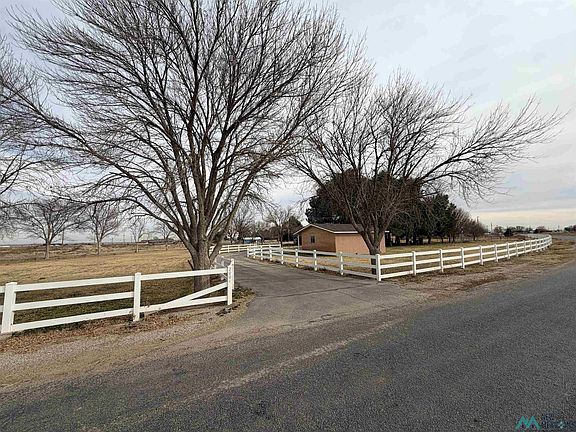 3rd image of 2001 E Derrick Rd