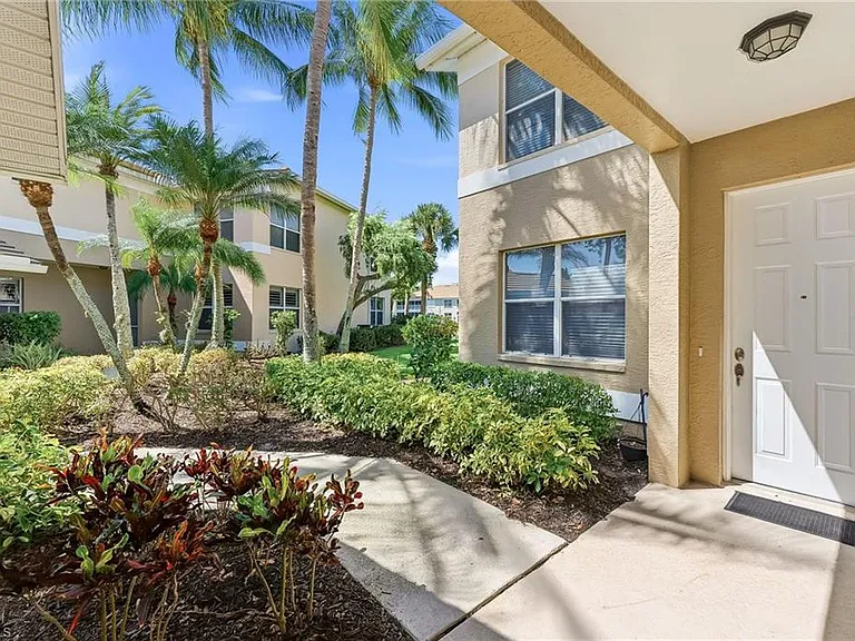 800 Carrick Bend Cir — Photo 2