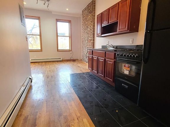 2nd image of 516 Bainbridge St APT 3R