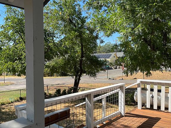 3rd image of 18565 Elm Ave