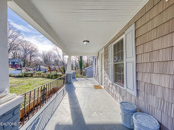3rd image of 3735 Selma Ave