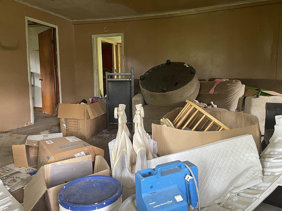 1st image of 122 N Main St