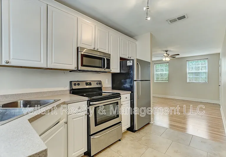 2358 Herschel St #3 — Photo 11