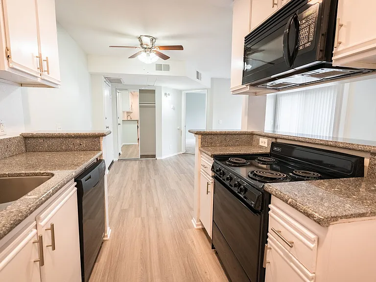 6310 Sylmar Ave — Photo 11