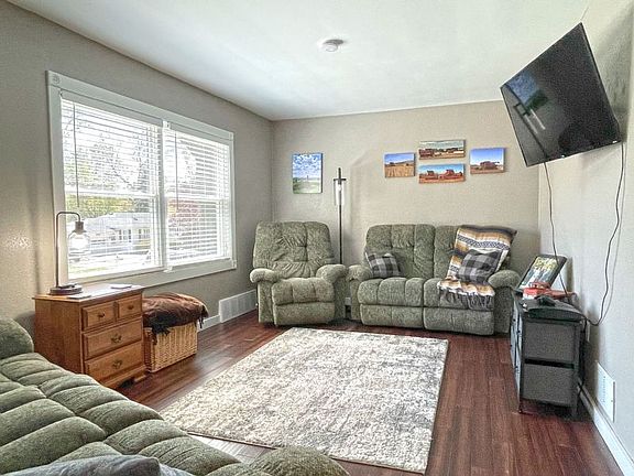 5th image of 107 W Pioneer Ave