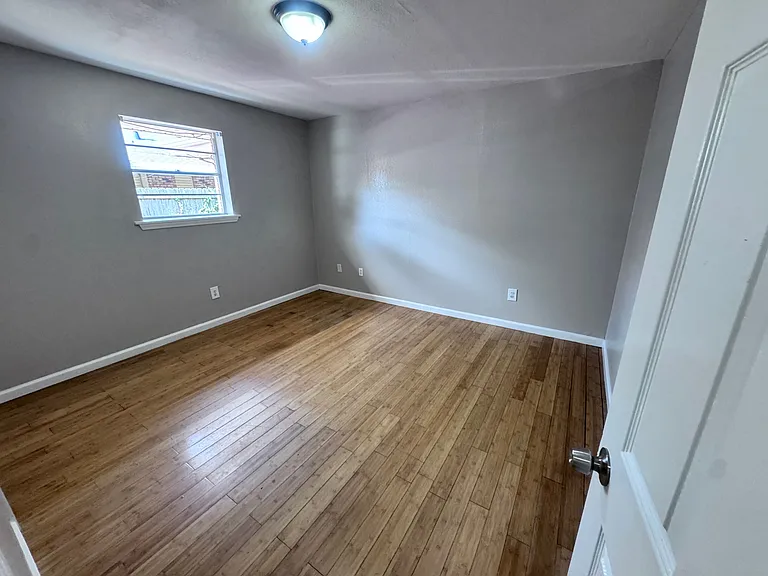 3010 Pakenham Dr #MAIN — Photo 2